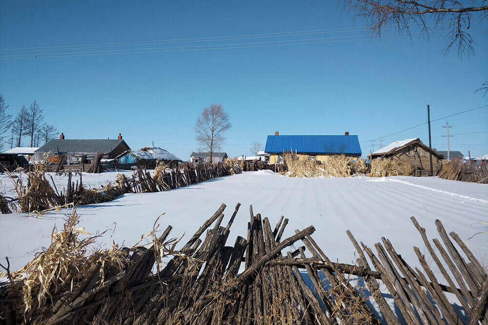 Snow still blankets Donglongshan in late February.